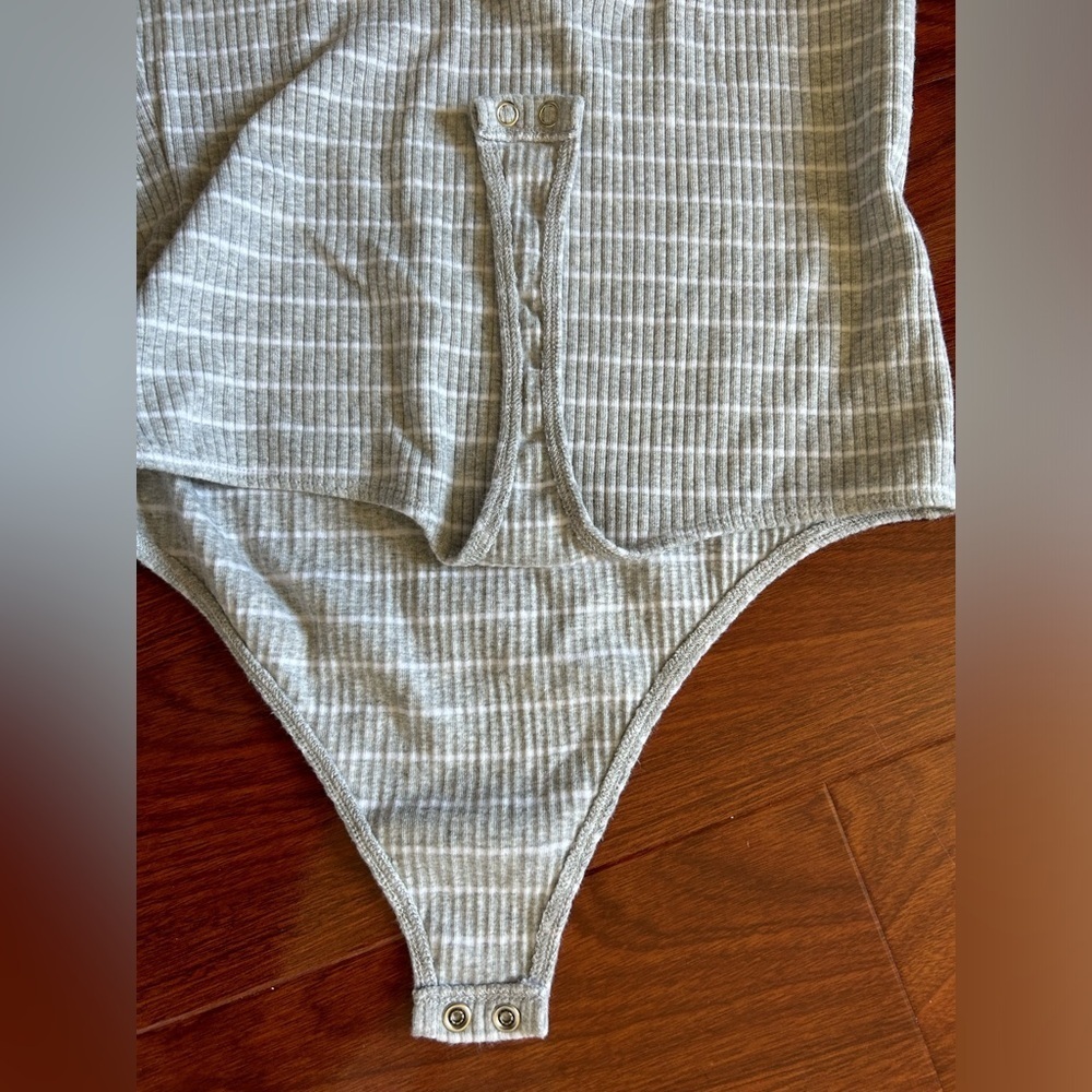 NWOT Express Women's Gray and White Striped Bodysuit Size M - Picture 10 of 10
